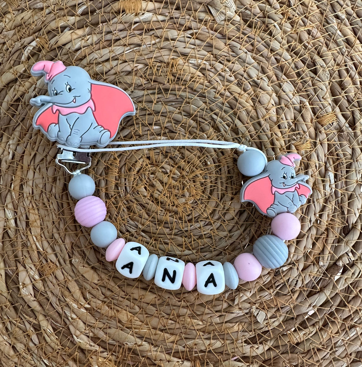 Chupetero Personalizado Dumbo Rosa para Bebé – Silicona Segura y Libre de BPA